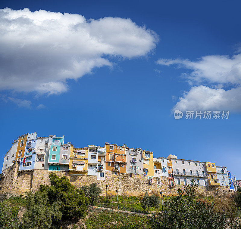 西班牙阿利坎特的Villajoyosa La Vila Joiosa河墙五颜六色的立面